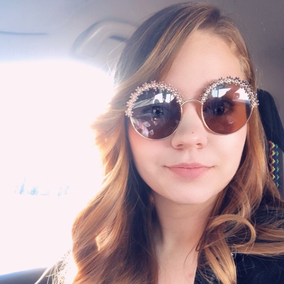 Meet your Posher, Lacey - Picture 3 of 3